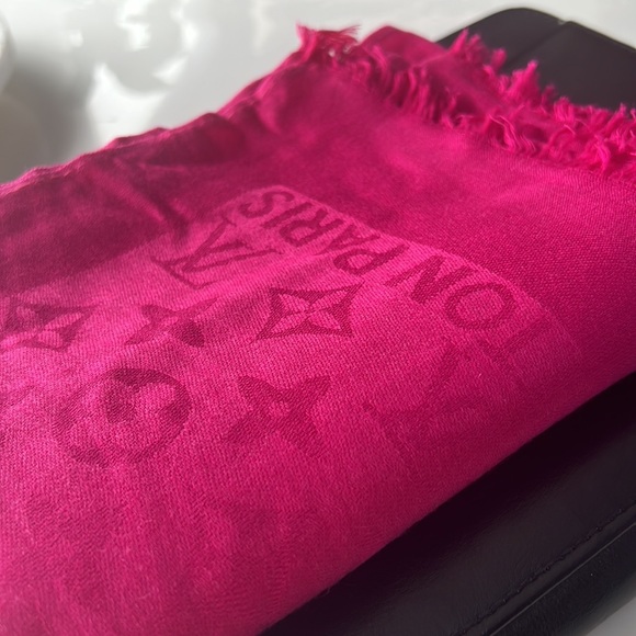LOUIS VUITTON pink wool/silk wrap/scarf - Picture 10 of 12